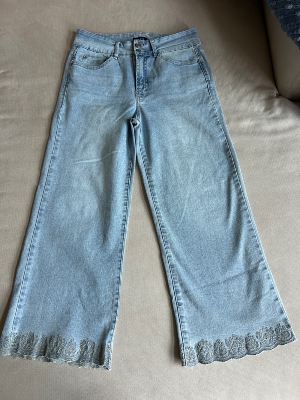 CURVE appeal High-Rise Wide Leg Cropped Jeans Scalloped Embroidered Hem Size8/29